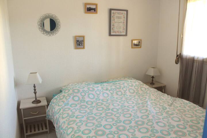 Chumba cha 1 cha kulala chenye kitanda mara mbili 160x200. Dirisha lenye pazia na kifuniko cha rola.