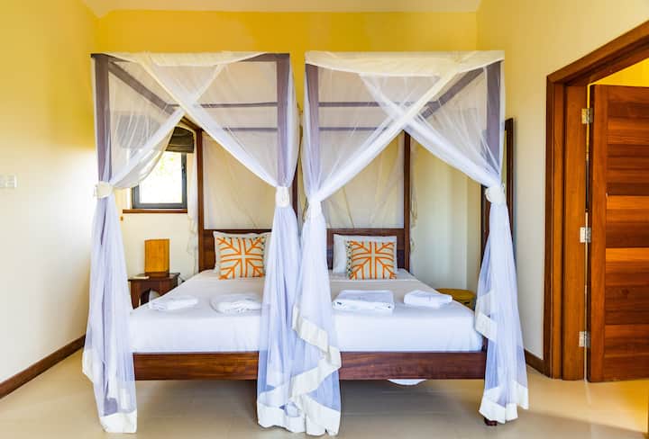 الغرفة 3 (الطابق العلوي) - سريران مفردان ، جناح إن مع حوض استحمام ، شرفة مع إطلالة على الجدول والمكتب.