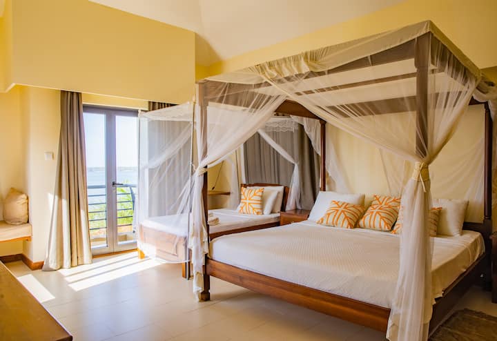 الغرفة 2 (الطابق العلوي) - سرير بحجم كبير وسرير فردي وجناح إن ومنطقة جلوس وشرفة مع إطلالة على الجدول.