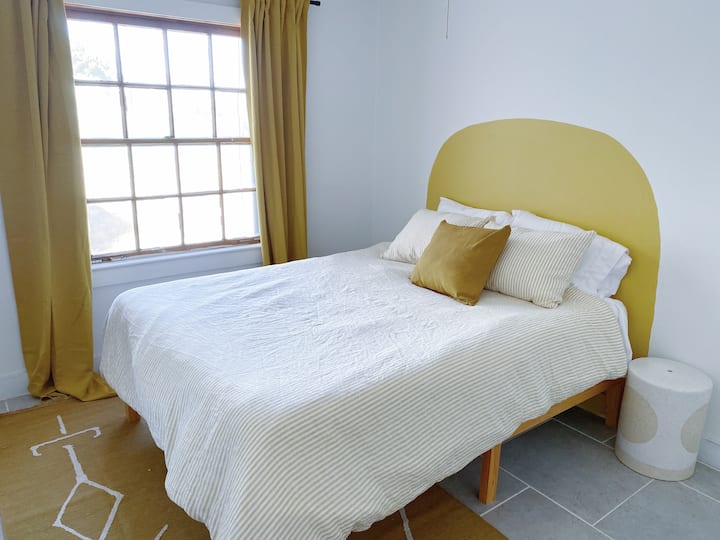 ห้องนอนพระอาทิตย์ขึ้นพร้อมฟูกเมมโมรี่โฟมขนาดควีนไซส์ที่สะดวกสบาย