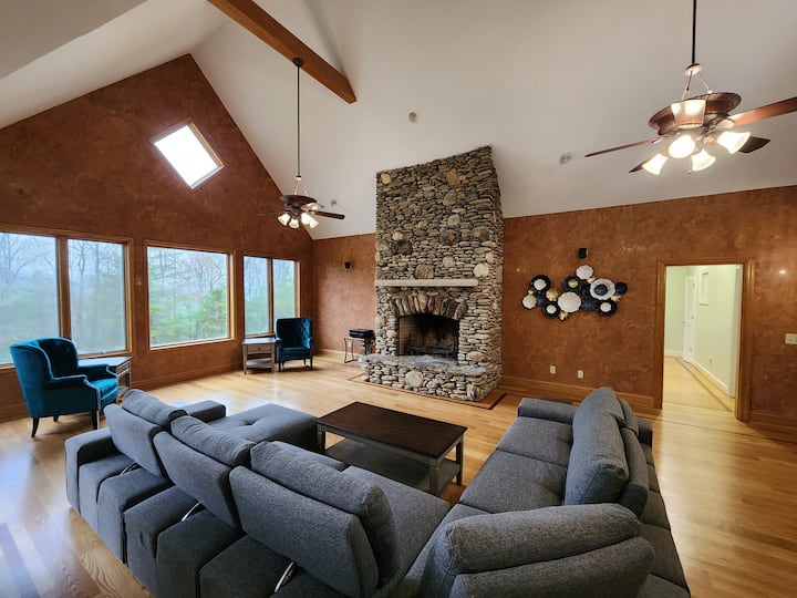 Huge 6 Bedroom Home Near Wineries & Helen Sights - Helen, GA