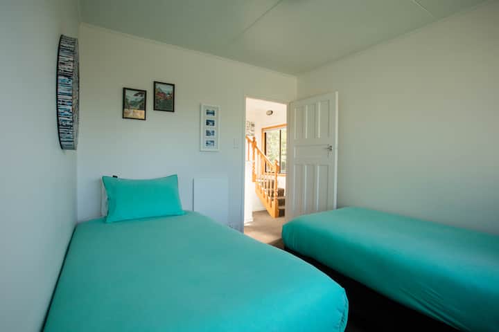 Este es nuestro dormitorio individual twin king, ubicado en la planta baja del lote. Es el dormitorio del medio.