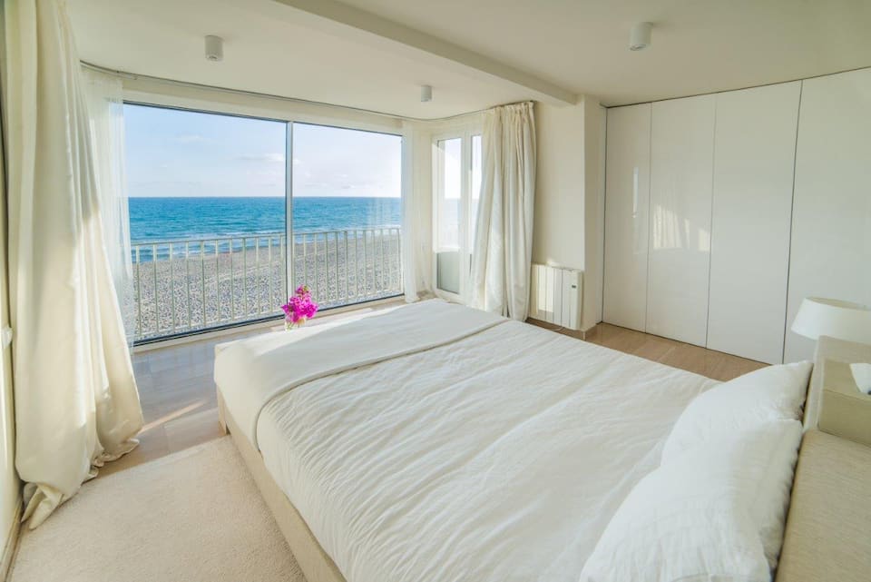 A white beachfront flat with three balconies, Gavà, Barcelona, Spain, photo 6 of 10