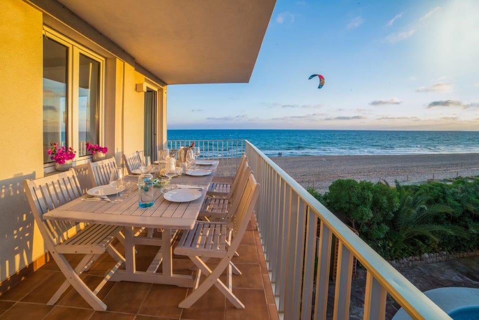 A white beachfront flat with three balconies, Gavà, Barcelona, Spain, photo 3 of 10