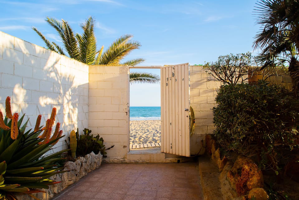 A white beachfront flat with three balconies, Gavà, Barcelona, Spain, photo 10 of 10