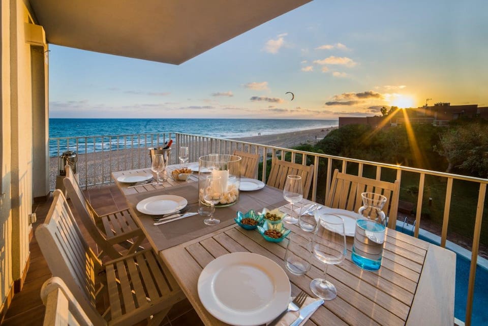 A white beachfront flat with three balconies, Gavà, Barcelona, Spain, photo 8 of 10