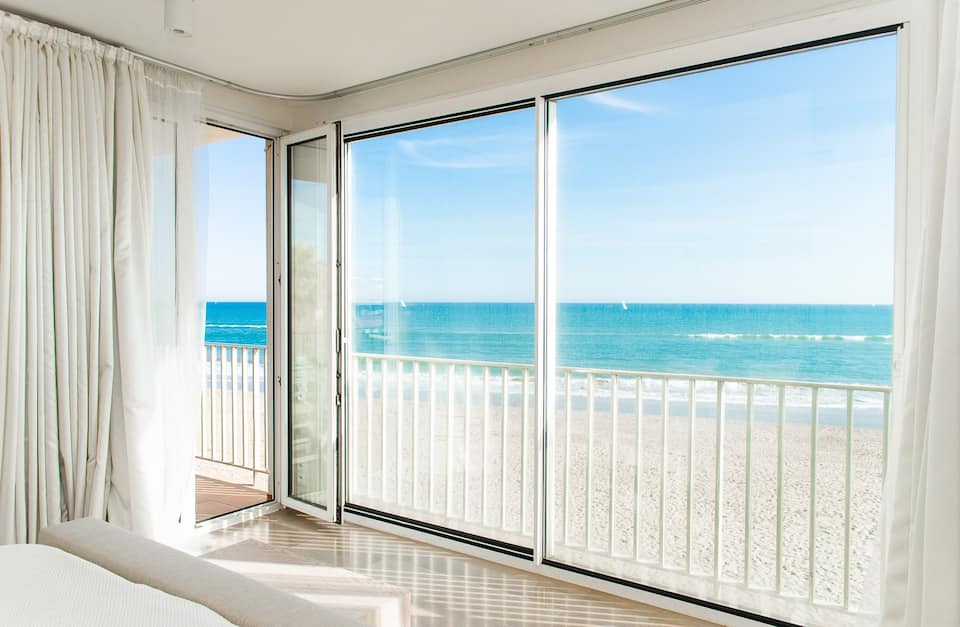 A white beachfront flat with three balconies, Gavà, Barcelona, Spain, photo 7 of 10