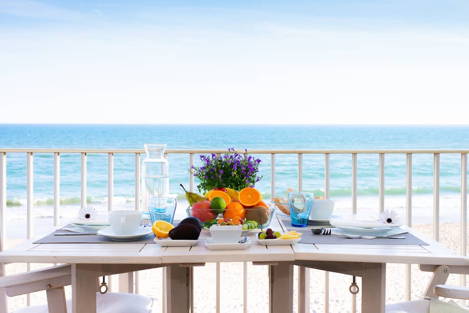 A white beachfront flat with three balconies, Gavà, Barcelona, Spain, photo 5 of 10