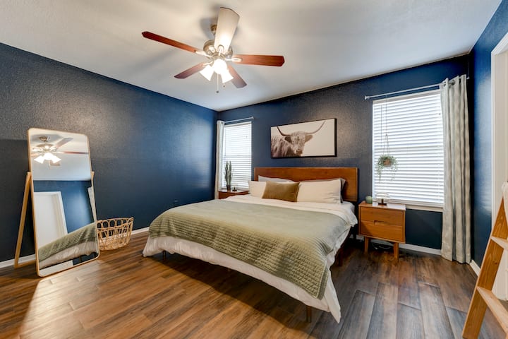 غرفة النوم الرئيسية مع منزلها يمشي في الخزانات 