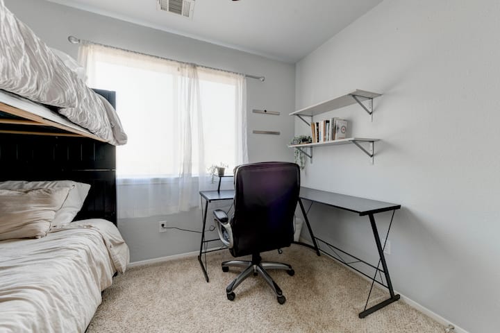 سرير مزدوج بطابقين ومساحة للدراسة/العمل (يرجى العلم بعدم وجود قضبان حراسة على السرير)