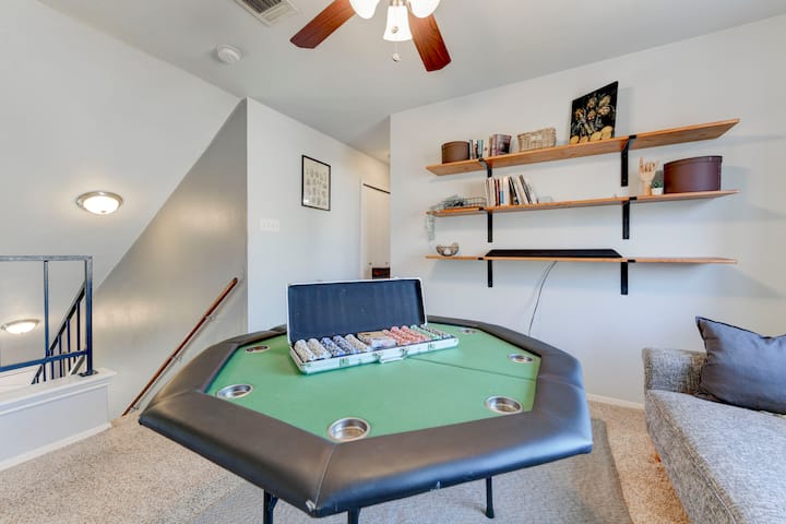 شقة علوية مع طاولة بوكر وكراسي في الخزانة وفوتون لمنطقة نوم إضافية