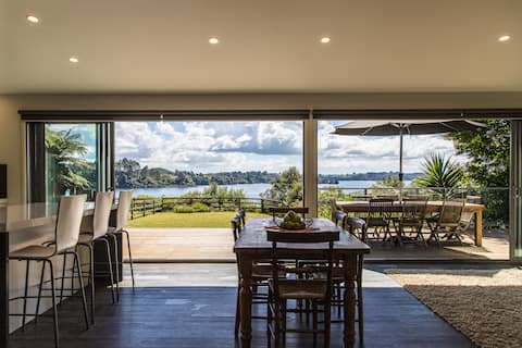 Contemporary Lakeside House with Panoramic Views