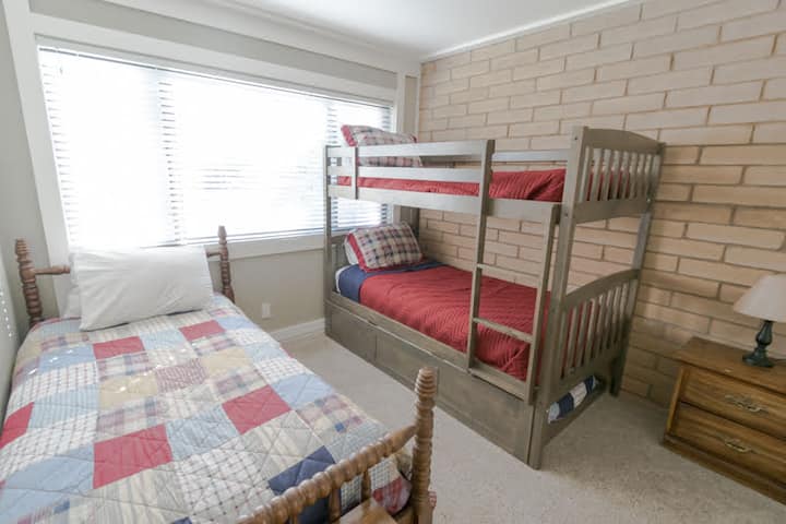 חדר קומותיים - מקום ל -4 (מיטה נפתחת מתחת למיטות)