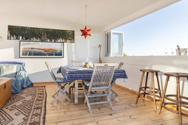 Lorelei On The Beach gallery image 5