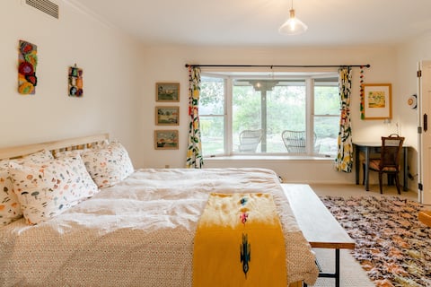 Ojai Valley East End Chic Ranch with Views, 2 bdrm