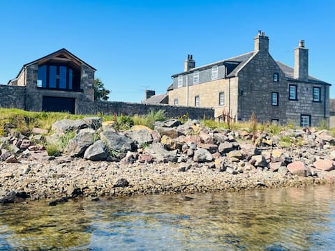 Moray View Accommodation - beachfront apartment.