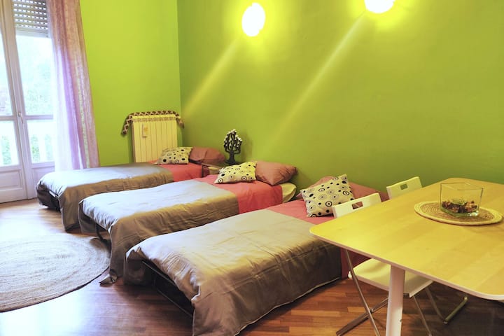 ห้องนั่งเล่นพร้อมสิ่งอำนวยความสะดวก 3 เตียง
ห้องนั่งเล่นที่มี 3 เตียง