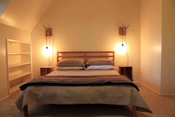 Dormitorio principal con cama de matrimonio.