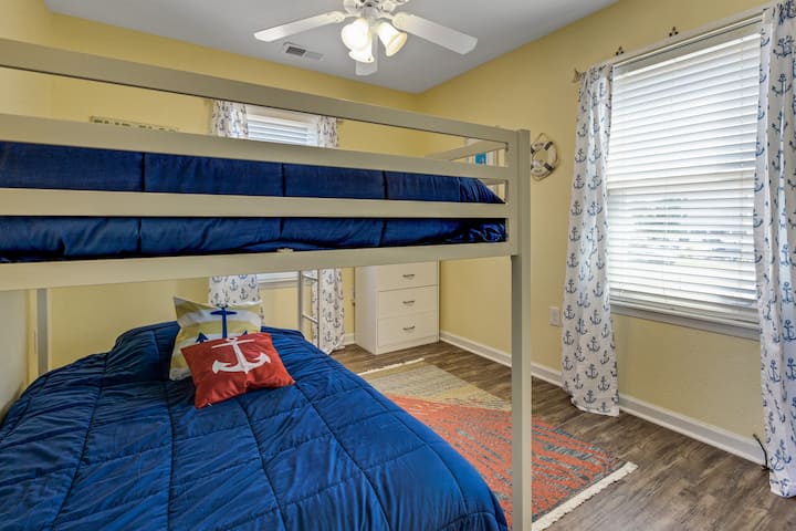 Dvojposteľ na poschodovej posteli v spálni na prízemí