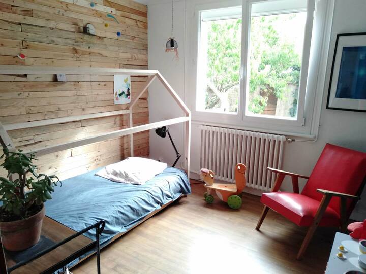 غرف النوم في الطابق السفلي: غرفة نوم للأطفال بسرير مفرد