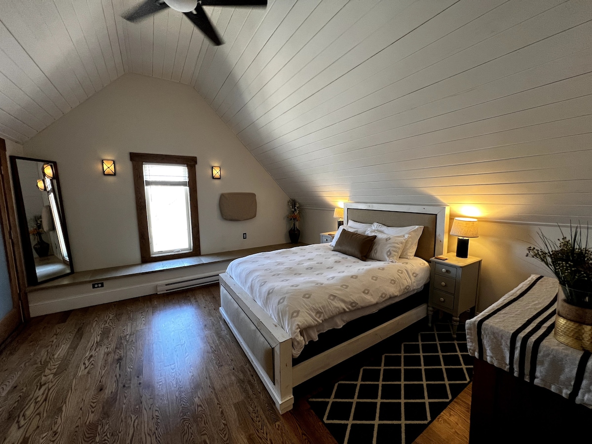 Spálňa s manželskou posteľou Queen