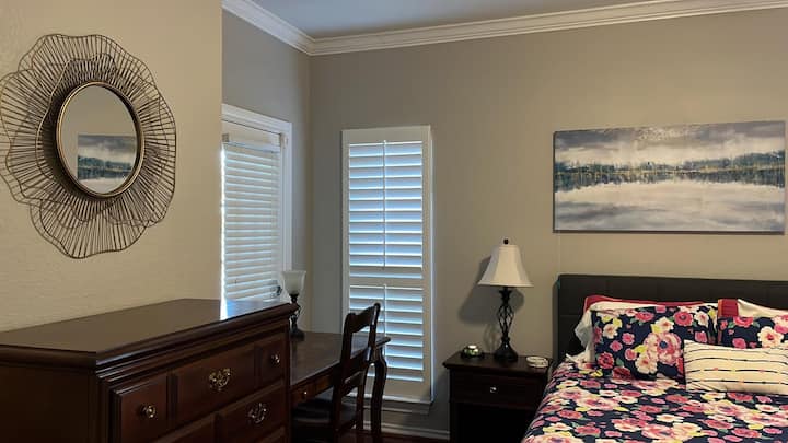 Spálňa na prvom poschodí na druhom poschodí s manželskou posteľou