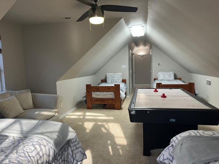 Obrovská izba na poschodí.
