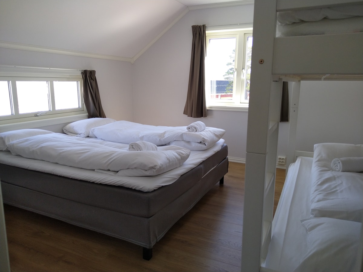 חדר שינה דרומית - מזרחית. 4 מיטות.