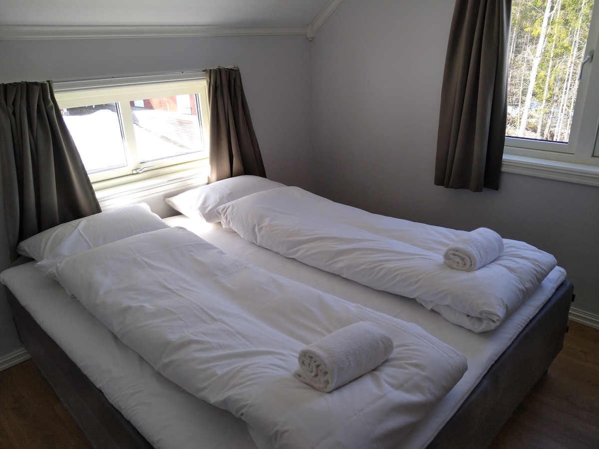 מיטת קינג סייז בכל חדרי השינה. התמונה הזו היא מחדרי שינה בצפון - מערב. יש גם מיטת קומותיים בחדר השינה הזה.