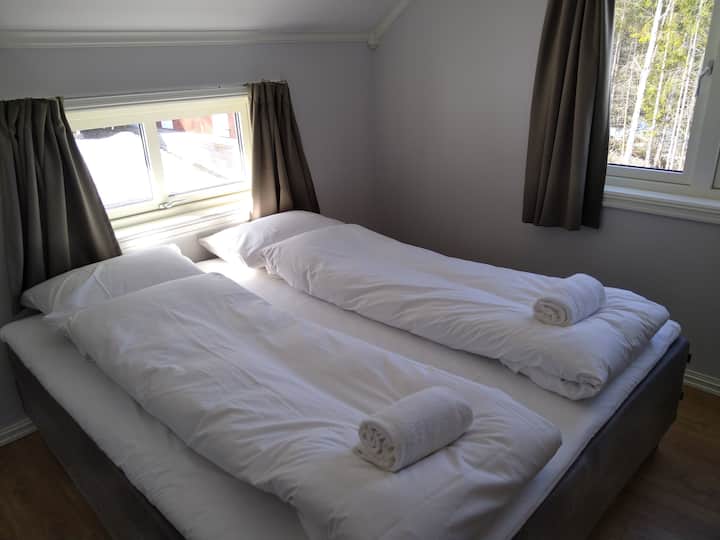 ขนาดคิงไซส์ในทุกห้องนอน รูปนี้มาจากห้องนอนทางตะวันตกเฉียงเหนือ มีเตียงสองชั้นในห้องนอนนี้ด้วย