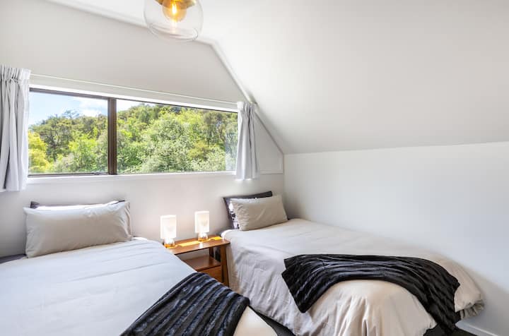 Vierde slaapkamer met twee kingsize eenpersoonsbedden (ook wel tweepersoonsbedden genoemd) en ingebouwde kast