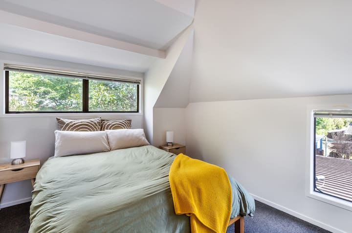 tweede slaapkamer met queensize bed en ingebouwde kast + deur met directe toegang tot gedeelde badkamer