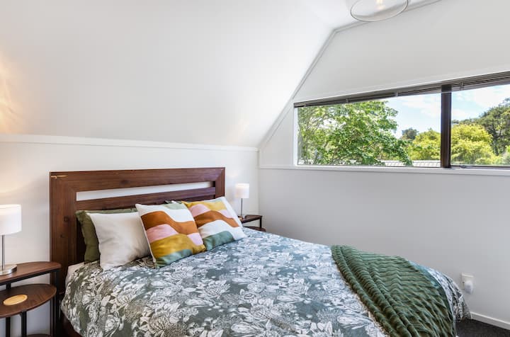 Derde slaapkamer met queensize bed en inbouwkast 