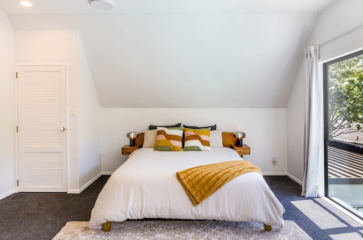 Master guest suite met kingsize bed, inloopkast, ensuite en kantoorwerkplek + extra monitor