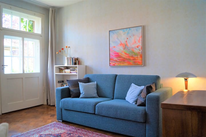 חדר שינה 2 . בספה הזו יש מיטה זוגית טובה מאוד בגודל 150 ס"מ עם בסיס משופץ שנפתח בתנועה. הדלת מובילה למרפסת.