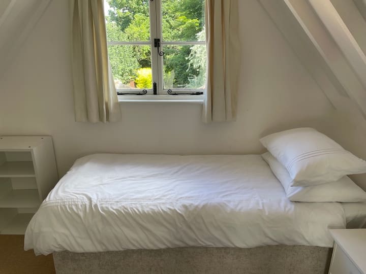 เตียงเดี่ยวในห้องนอนคู่หลังที่ 3