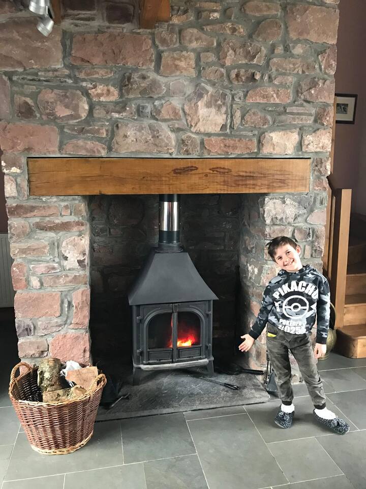 Acogedor quemador de leña con un suministro de troncos.

Calefacción central de aceite/caldera combinada.

