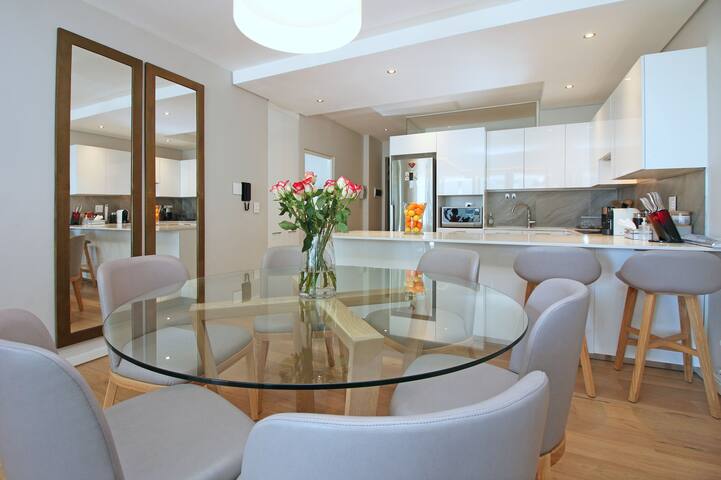 Stylish apartment in trendy Green Point.