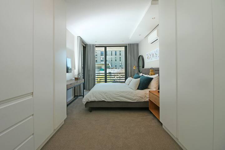 Stylish apartment in trendy Green Point. gallery image 2
