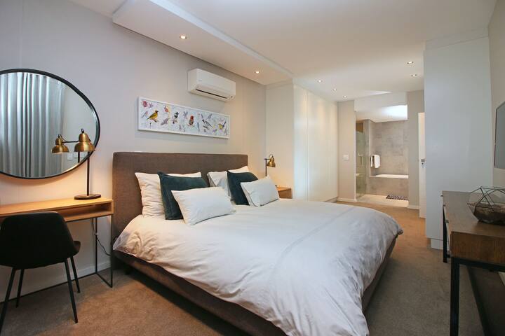 Stylish apartment in trendy Green Point. gallery image 5