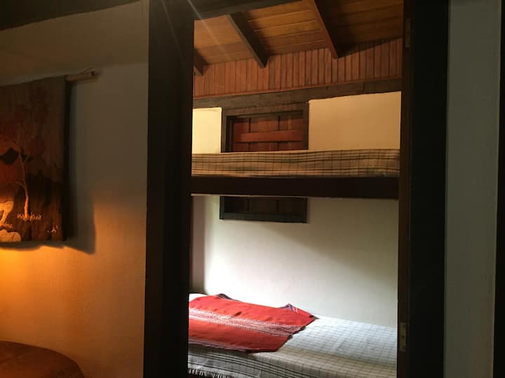 Vista para o segundo quarto do beliche da área de estar.