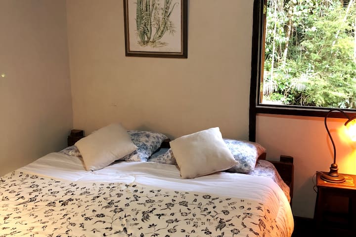 Quarto duplo na cabana de madeira. Nesta sala, as andorinhas nidificam no telhado acima e você ocasionalmente vai ouvi-los sussurrando e cantando.