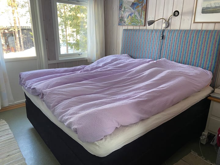 Somerom 1 | Спална соба 1:
Soverom 2. etasje, nord | Главна спална соба 1. кат северно.

Многу удобни континентални кревети. Подлога 2,2 метри. 