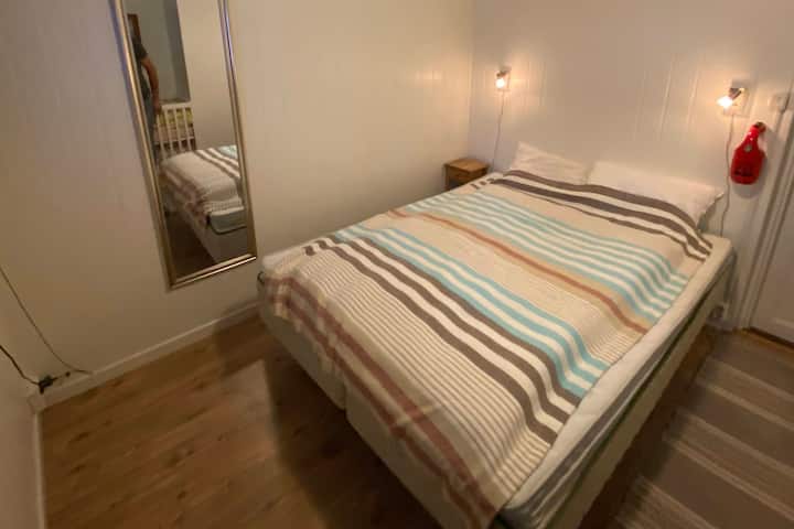 Somverom 3 | Спална соба 3
Спална соба 1 кат. Дупли кревет или два единечни кревета, како и детско креветче | Приземје во спалната соба. Брачен или два единечни кревета и кревет за бебиња / мали деца 