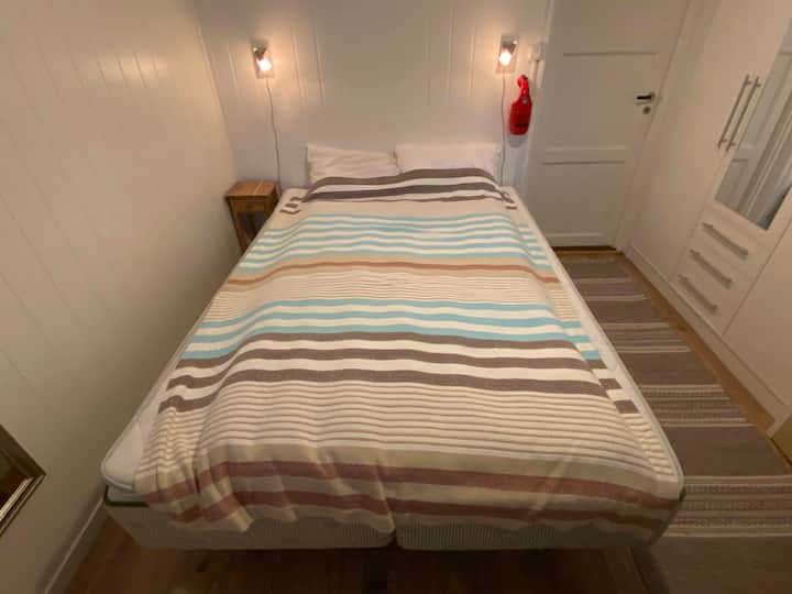 Soverom 3 | Спална соба 3:
Soverom 1 etg. Dobbeltsengen eller to eineltsenger | Приземје во спалната соба. Двојни или два единечни кревета