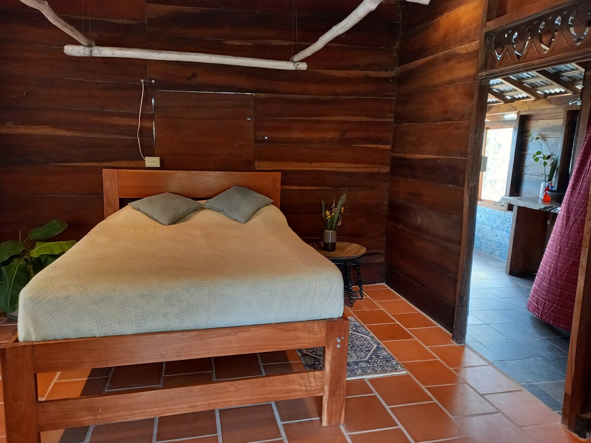 חדר שינה סגור עם גישה לחדר רחצה פרטי. 