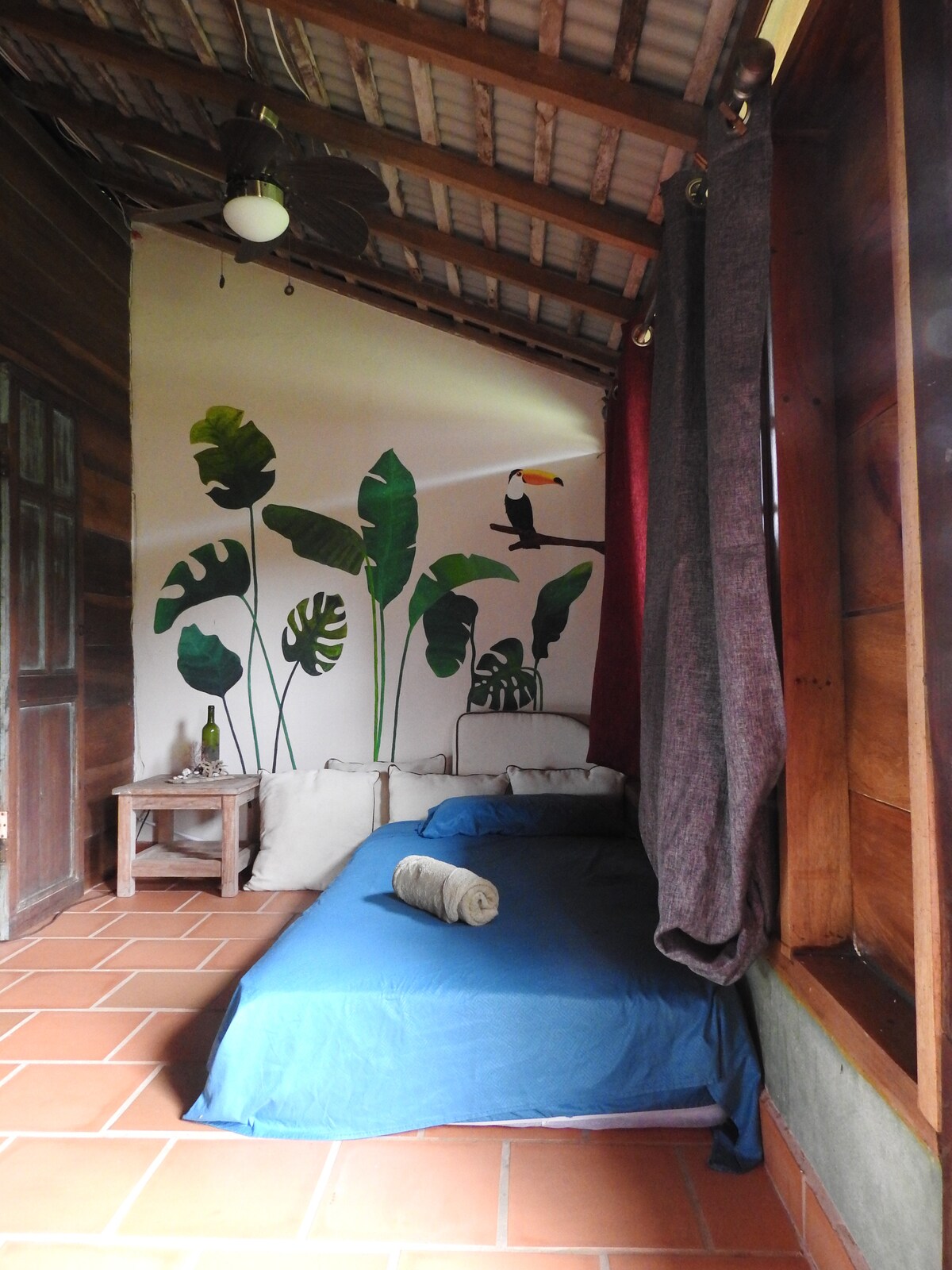 חדר שינה שני עם מיטה זוגית 