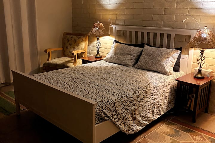 Segundo quarto/quarto de hóspedes com cama Queen. Mini luzes para leitura estão presas à cabeceira. Cortinas de escurecimento do quarto.