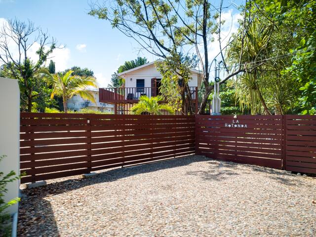 Gold Standard Approved 2 Bedroom Beachfront gallery image 3