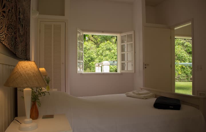 chumba cha kulala cha watu wawili kwenye chalet.